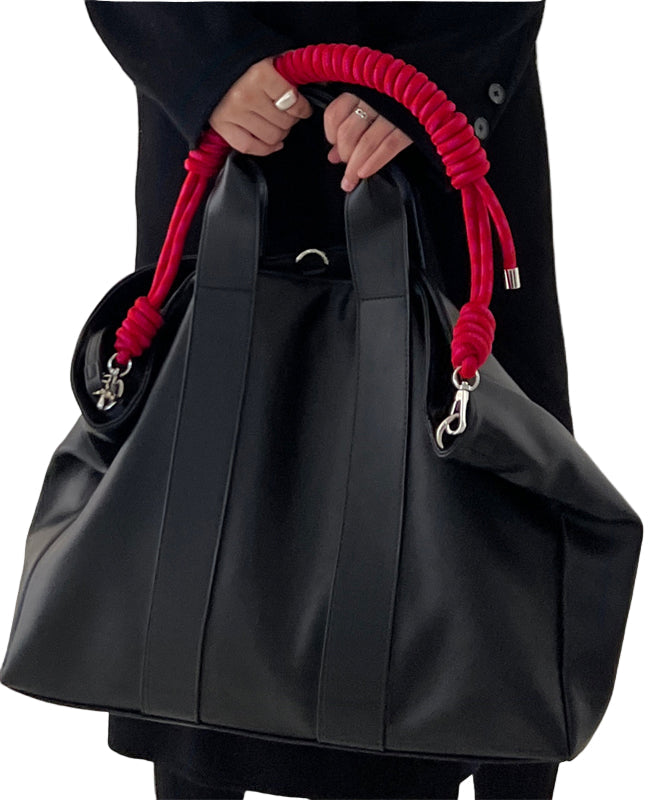 Elegant svart damhandväska, rymlig satchel för vardag & jobb. Praktisk med gott om plats för alla dina saker.