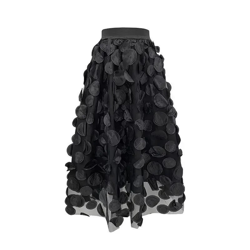 Elegant svart damkjol med 3D prickar, flödande silhuett. Perfekt festkjol eller för vardagslook.