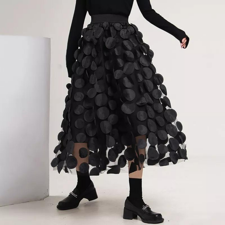 Flödande a-linjekjol för kvinnor med unika 3D prickar. Snygg damkjol som passar både fest och vardag.