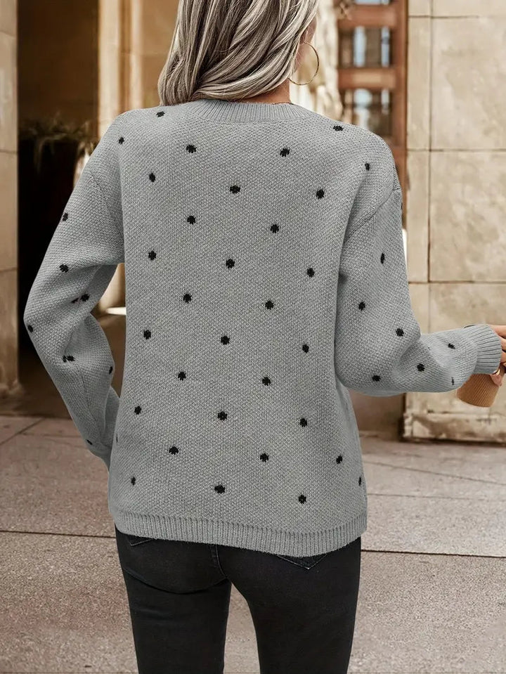 Bekväm långärmad damtröja i mjukt tyg, med trendigt prickigt mönster för en chic vardagslook.