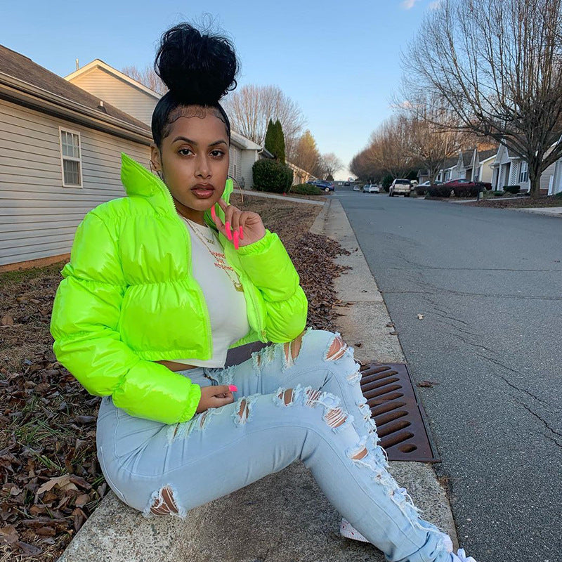 Stilren svart vinterkappa för kvinnor. Elegant och varm, perfekt ytterplagg för kallt väder.