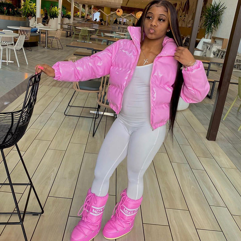 Trendig kvinnokappa i modern design. Elegant och varm damkappa för mode under kalla månader.