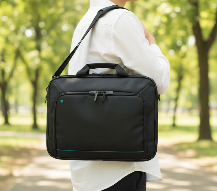 Elegant svart datorväska för damer, skyddar laptop upp till 15 tum. Stilren arbetsväska för kontoret.