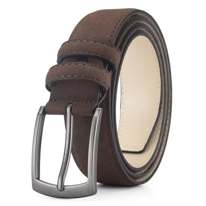 Elegant svart herrbälte i klassisk stil med silverfärgat spänne, perfekt för kostym eller vardag.