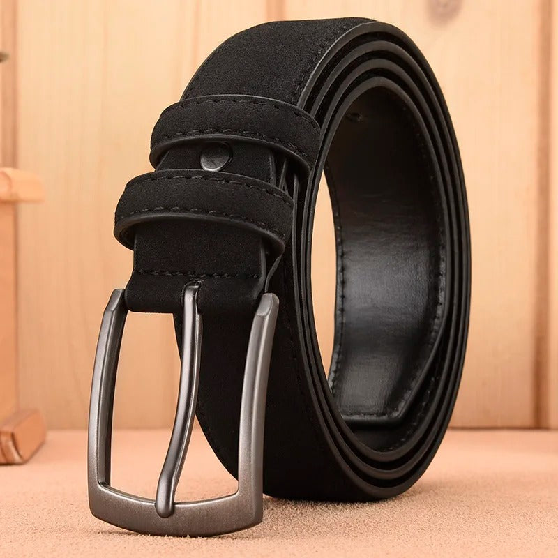 Svart läderbälte för män, elegant och stilrent, passar perfekt till jeans eller mer formella byxor.