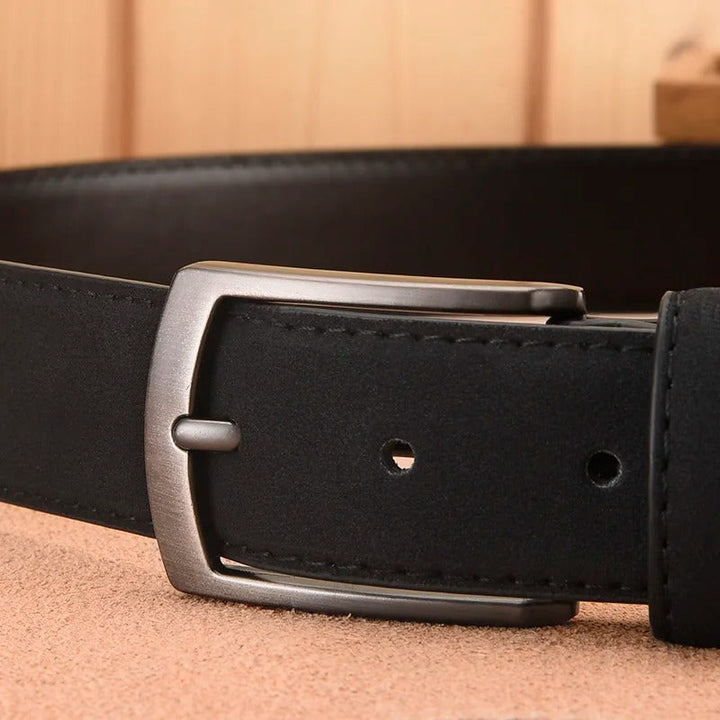 Tidlöst elegant herrbälte, en stilren accessoar i svart läder för den medvetne mannen.
