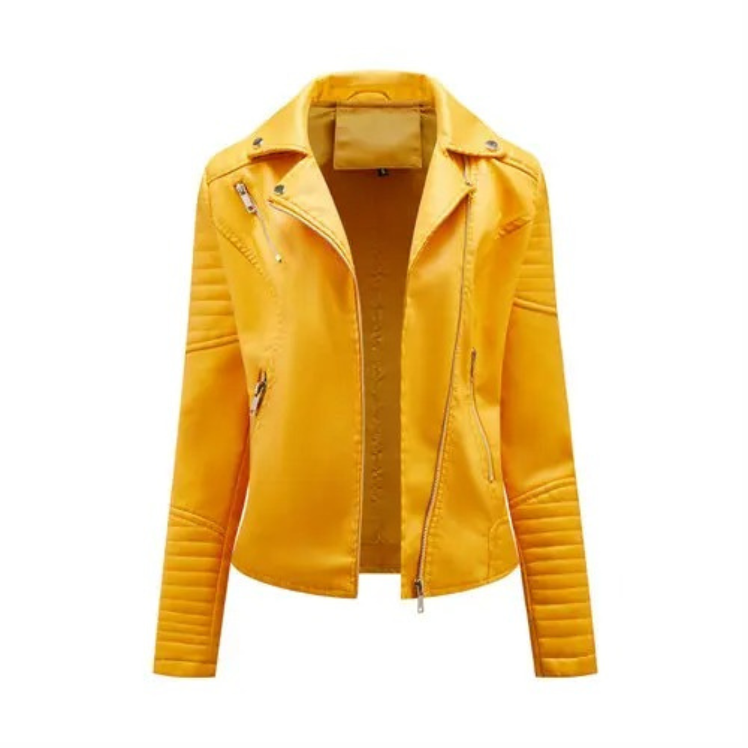 Damjacka i konstläder stylad med accessoarer, en komplett outfitidé för en modern look.