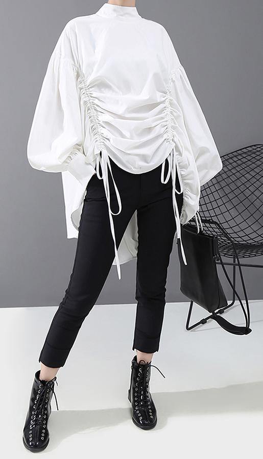 Elegant svart kvinnors blus med lyktärmar, perfekt för casual vardagsmode i bomullsblandning.