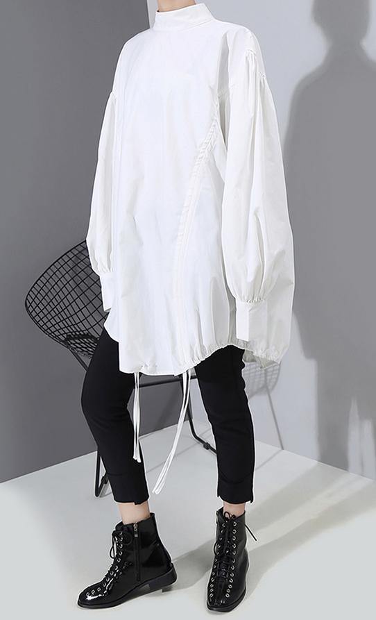Casual långärmad damtopp med lyktärm, tillgänglig i både svart och vit för en elegant look.
