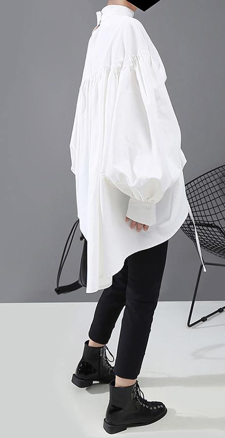 Bekväm svart bomullsblandad blus med lyktärmar, idealisk för kvinnors vardagsmode och eleganta tillfällen.