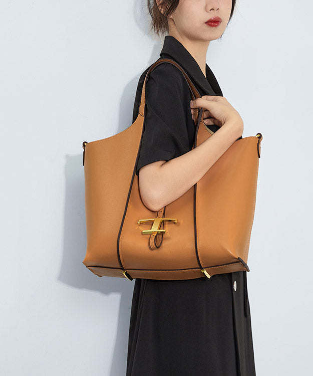 Rymlig elegant handväska för kvinnor, perfekt för jobb eller fest. Svart damväska med praktisk design.