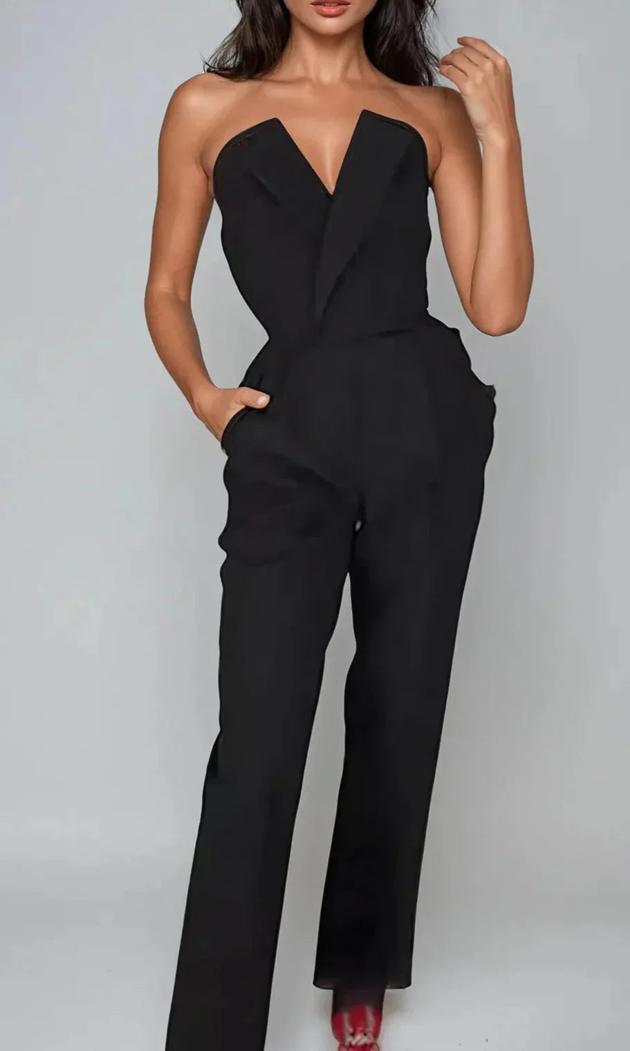 Kvinnors professionell jumpsuit i en skräddarsydd passform. Idealisk som arbetskläder eller elegant outfit för event.