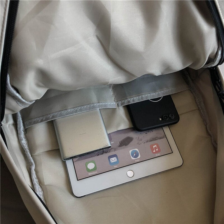Rymlig inredning av stilfull kvinnors ryggsäck, med plats för laptop & böcker. Optimal skolväska.