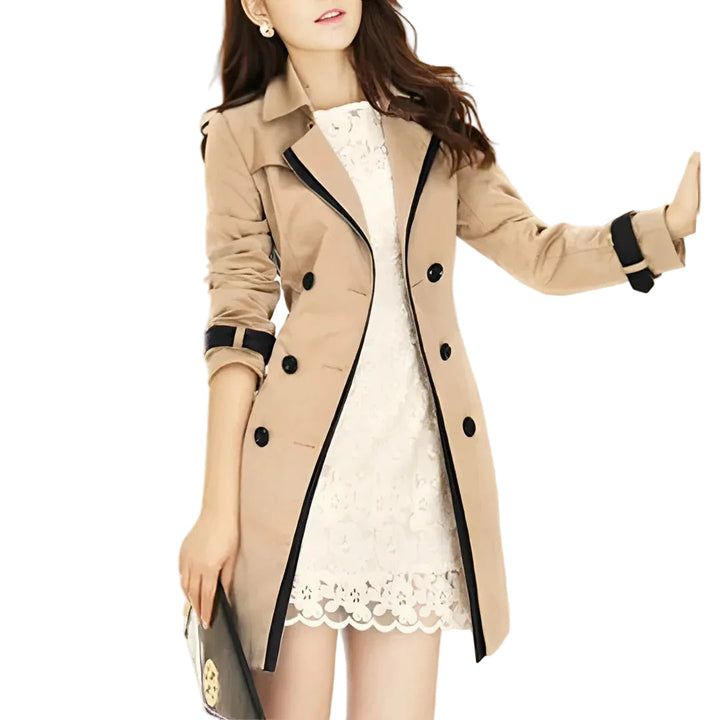 Elegant svart kvinnors trenchcoat med klassisk design, perfekt för vår och höst. Tidlös damkappa med bälte.