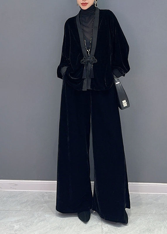 Tvådelat elegant set för kvinnor med V-ringad kappa och bekväma vida byxor. Snygg vardagslook.