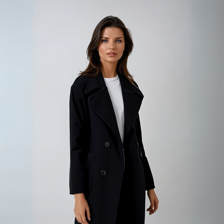 Marinblå stilren kvinnokappa, elegant design. Varmt ytterplagg, perfekt för kalla vinterdagar med modekänsla.