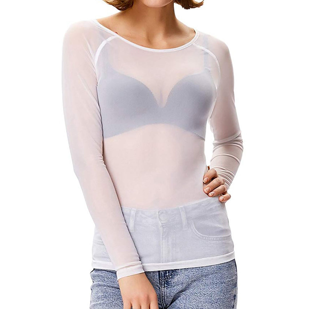 Närbild på tyget av en transparent svart meshtopp med långa ärmar, elegant damtopp.