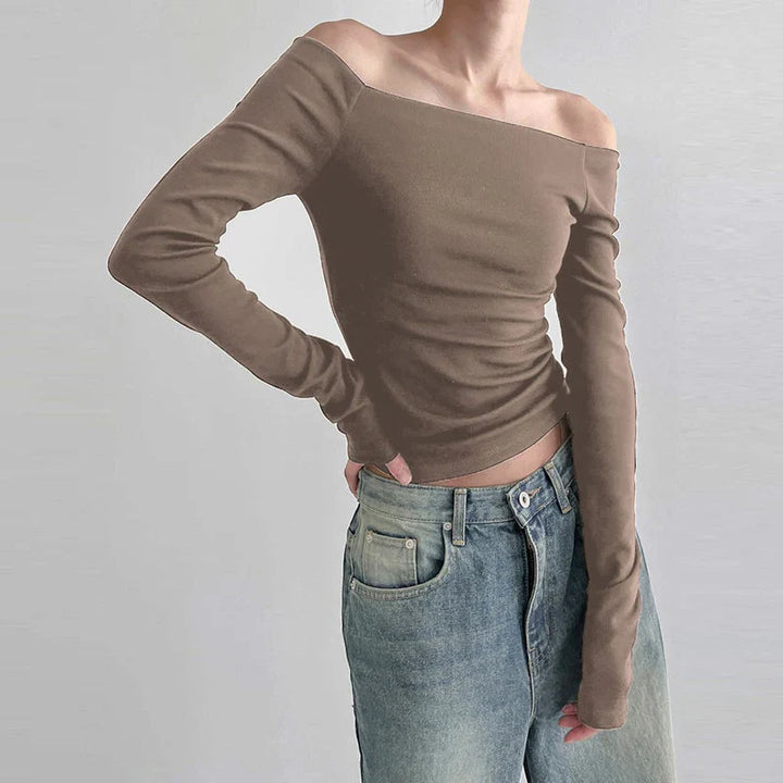 Svart figurnära offshoulder topp, långärmad. En trendig damtopp för kvällsoutfit & fest.