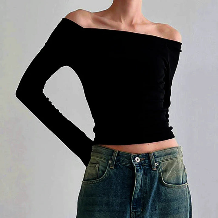 Figurnära långärmad offshoulder damtopp i mjukt tyg. Elegant och modern för alla tillfällen.