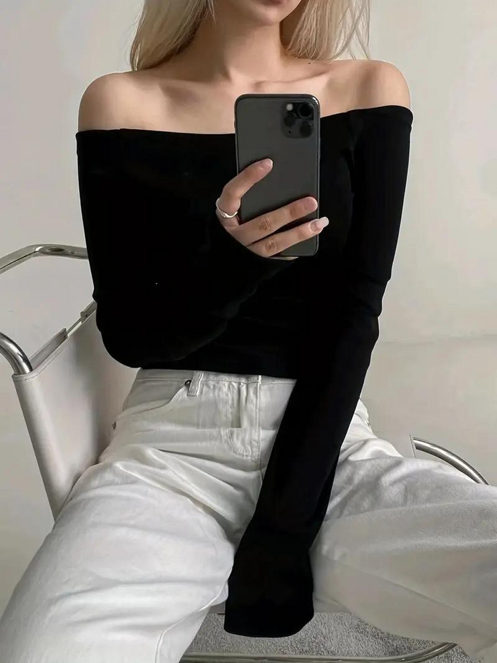 Bekväm långärmad offshoulder damtopp, perfekt som vardagstopp. Figurnära passform & elegant stil.