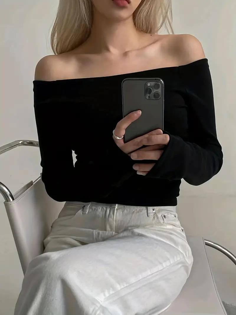 Mångsidig offshoulder damtopp, långärmad & elegant. Passar som festtopp, vardagstopp & kvällsoutfit.