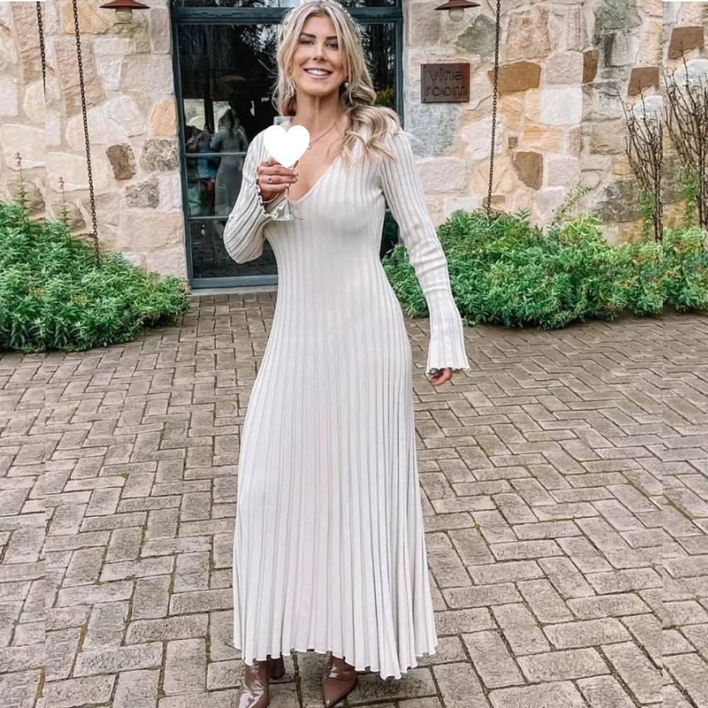 Elegant svart långklänning för dam. Tidlös design perfekt för fest och vardag. Stilfullt höstmode.