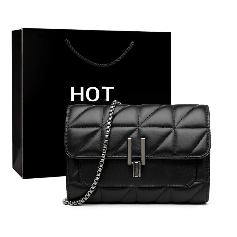 Elegant svart messengerväska med lyxig kedja för dam. Perfekt som crossbody eller axelväska.