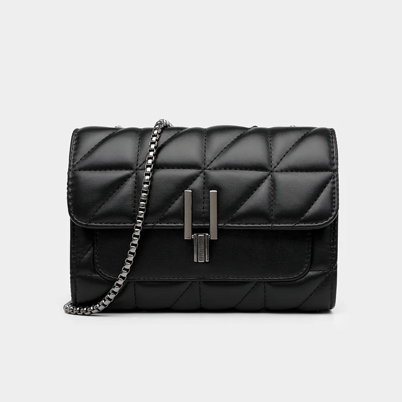 Snygg vit damväska med trendiga kedjedetaljer. En chic handväska för mode-medvetna kvinnor.