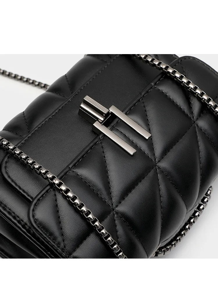 Elegant crossbody-väska för dam i svart, med dekorativ kedja. En tidlös modeaccessoar.