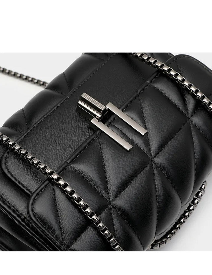 Elegant crossbody-väska för dam i svart, med dekorativ kedja. En tidlös modeaccessoar.