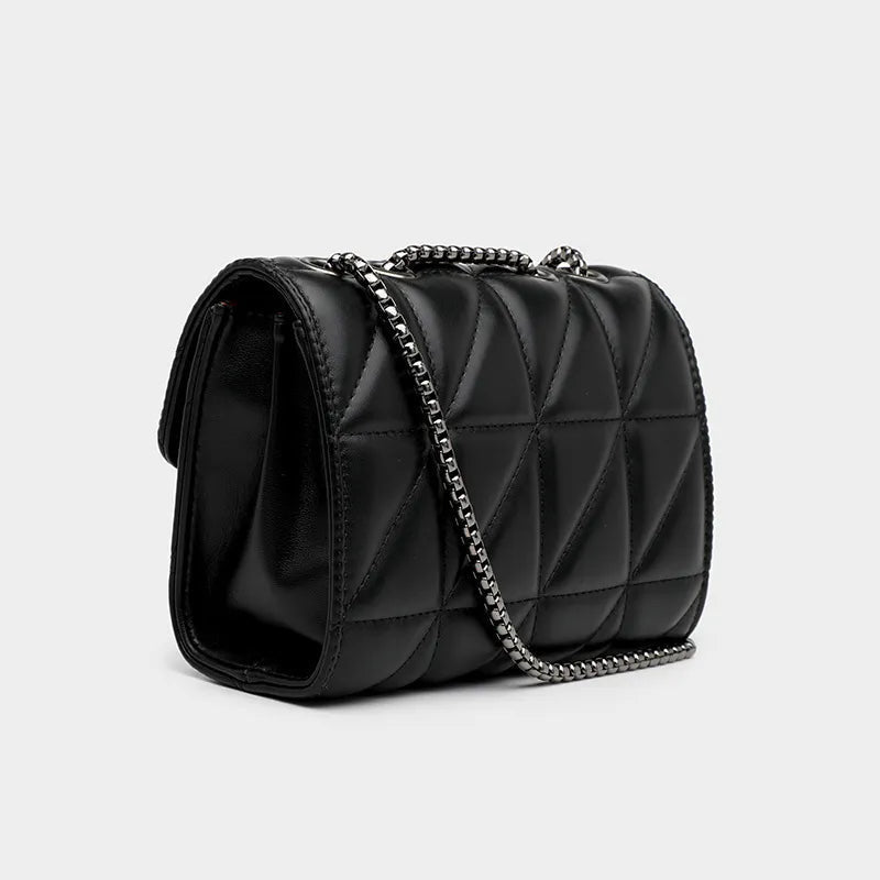 Stilren vit axelremsväska med chic kedja, designad för kvinnor. En elegant vardagsväska.