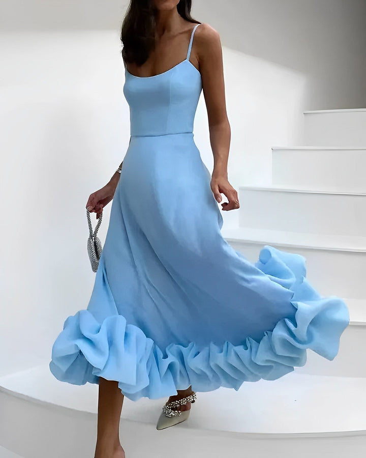 Kvinna i strålande elegant midi festklänning, redo för cocktailparty. Perfekt för damers festkläder.