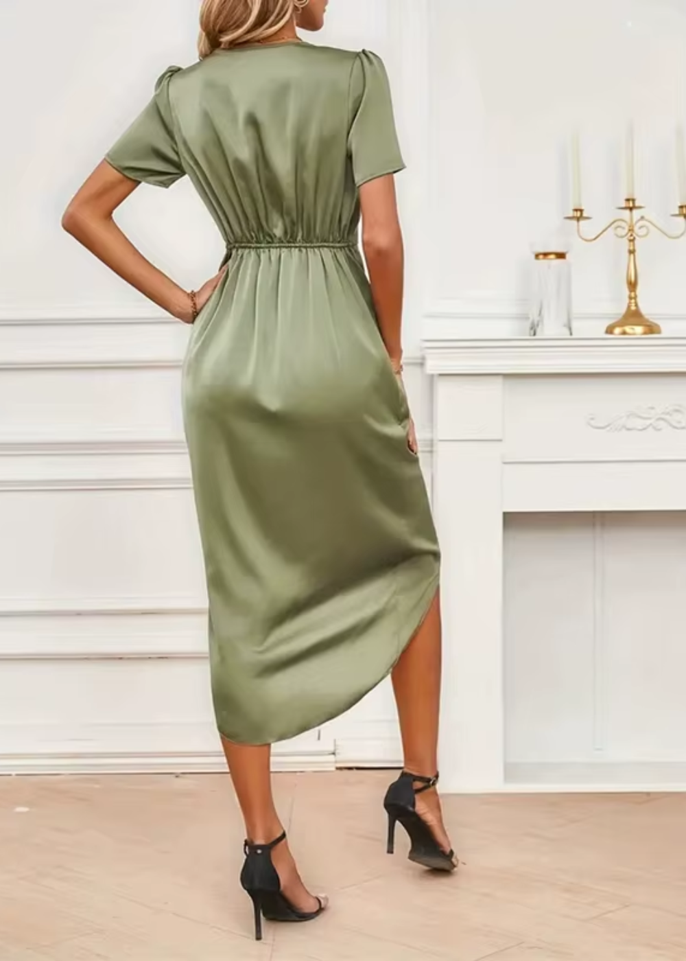 Kvinnors eleganta midiklänning med ärmar, idealisk för speciella tillfällen eller en stilren vardagslook.