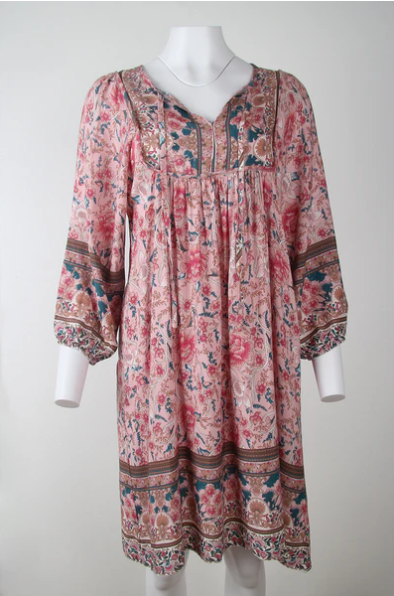 Modern damklänning i mini-längd med v-ringning. Elegant design i bekväm polyester, en trendig sommarklänning för mode.