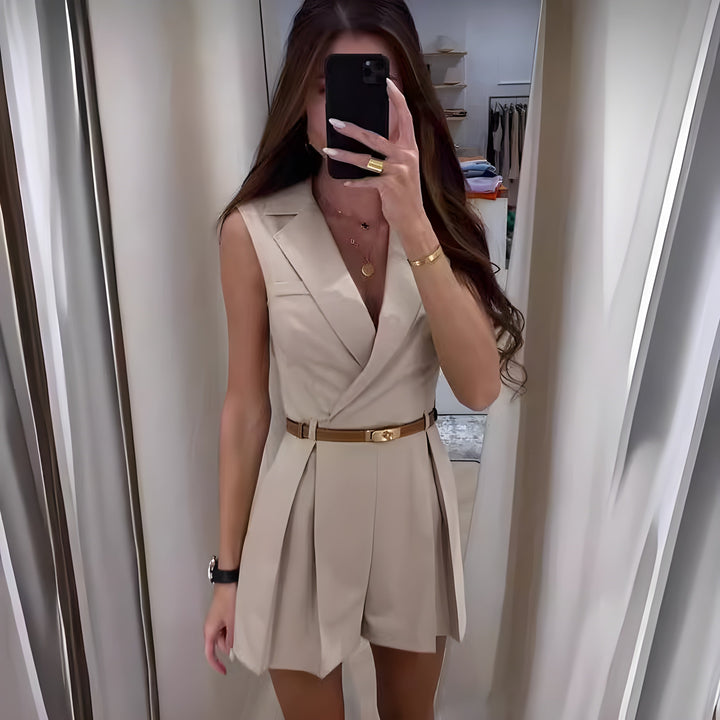Bekväm ärmlös jumpsuit för dam med V-ringning, idealisk för sommarvärme och en avslappnad vardagslook.
