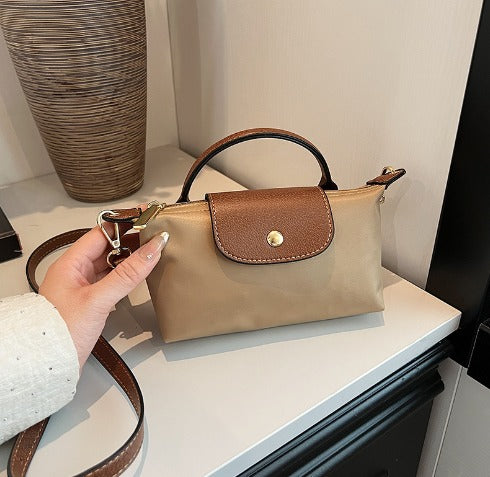 Kaki stilren handväska, rymlig axelväska för kvinnor. Elegant och mångsidig vardagsaccessoar.