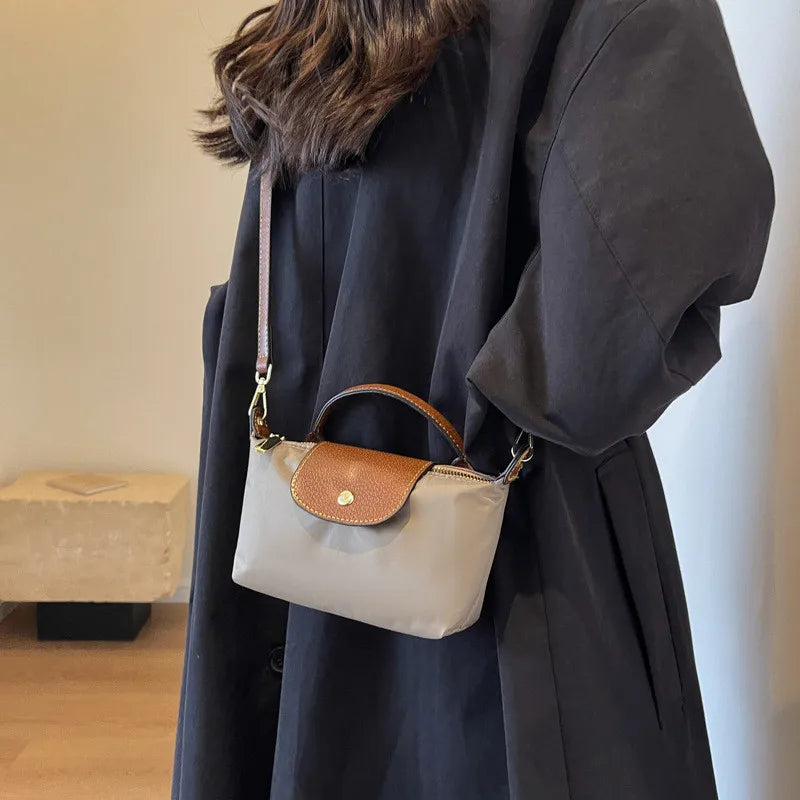 Kaki rymlig handväska, stilren och mångsidig accessoar. Elegant vardagsväska för kvinnor.