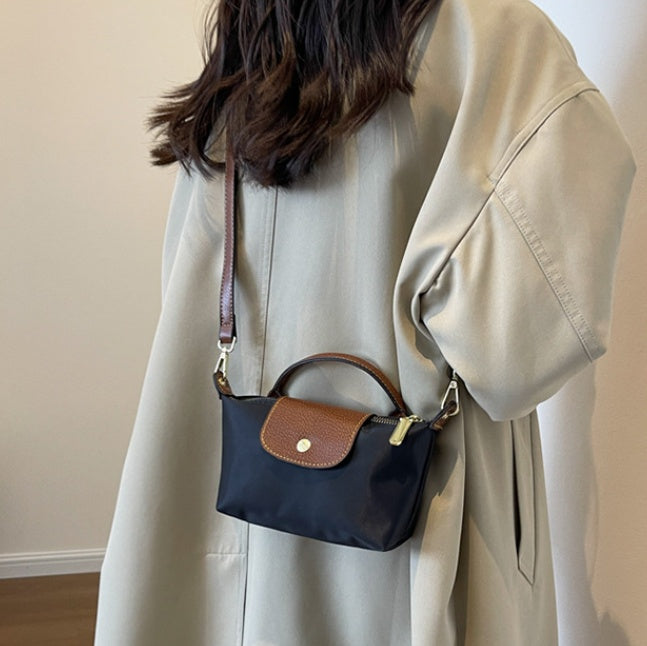 Beige mångsidig axelväska, rymlig och elegant handväska med stilren design för kvinnor.