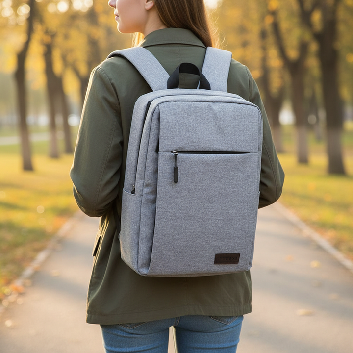 Elegant svart SlimBack ryggsäck, unisex, optimal för laptop & pendling. Stilren design med smart förvaring.