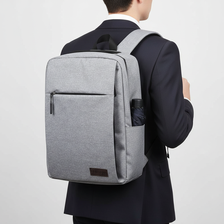 Vattenskyddad SlimBack ryggsäck för laptop & pendling. Har USB-port & flera fack. Perfekt för moderna resenärer.