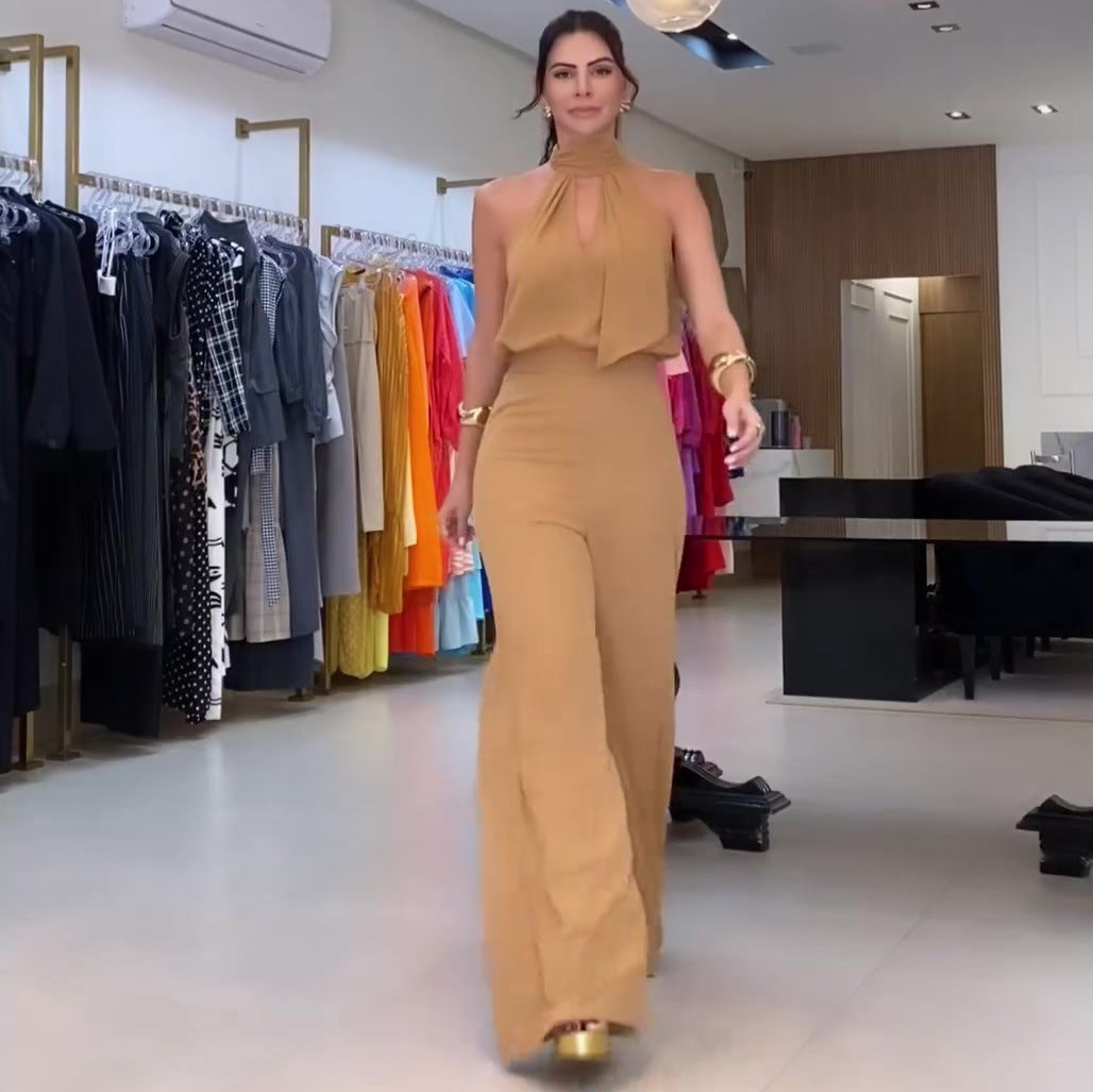 Snygg svart sommarjumpsuit för dam. Elegant och bekväm passform, idealisk som festkläder eller stilrena vardagsplagg.