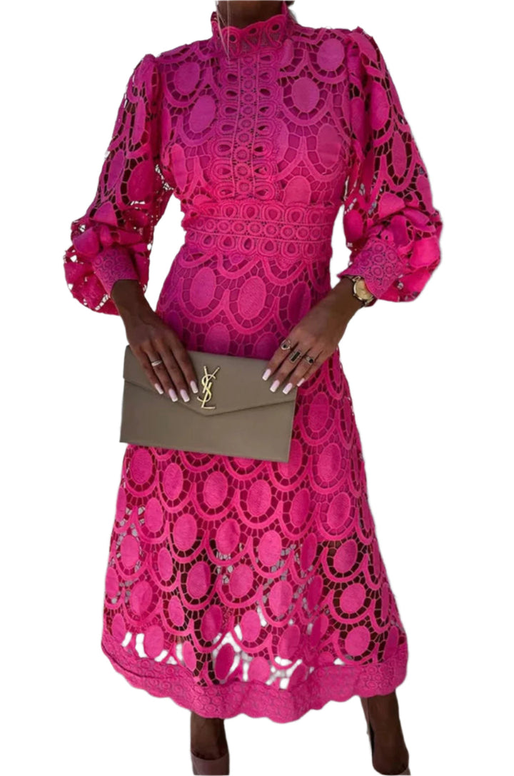 Elegant svart spetsklänning för kvinnor, perfekt som festklänning eller bröllopsgästklänning. Tidlös design.