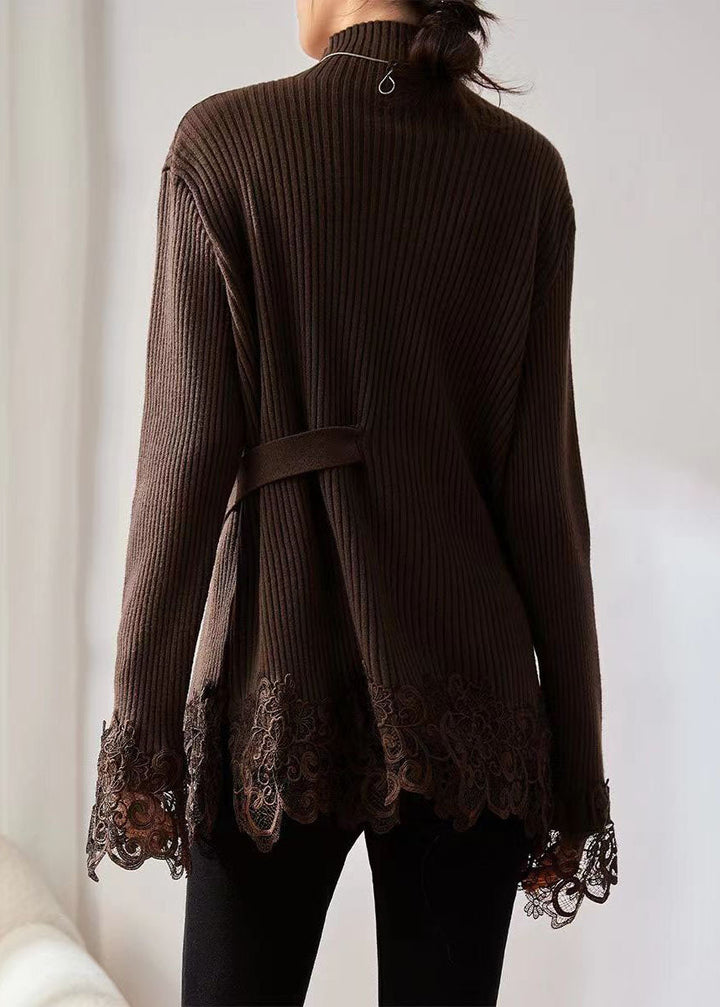 Brun turtleneck tröja för kvinnor med vacker spets, en mångsidig och elegant stickad tröja för damkläder.