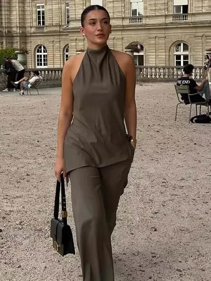 Vårkollektion: Brunt, elegant tvådelat set med halternecktopp & raka byxor för en stilren sommar.