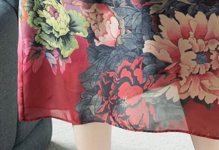 Elegant v-ringad damklänning, tidlös design för sommarfester och avkopplande vardag.