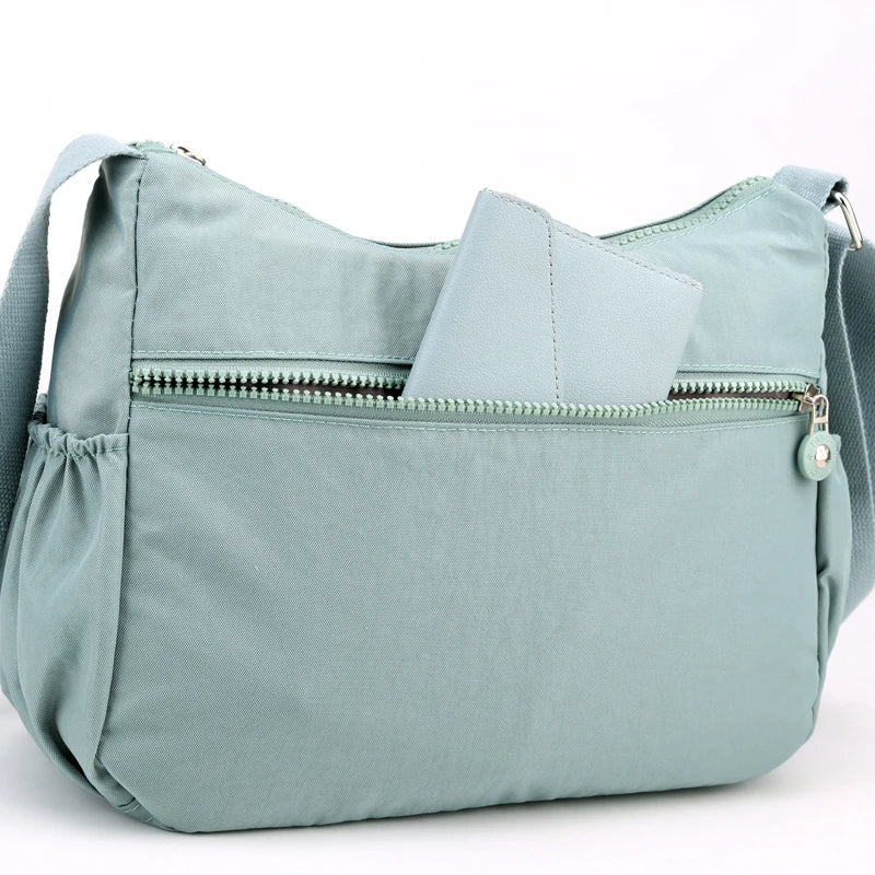 Elegant svart vattentät crossbodyväska. Funktionell messenger väska för den moderna kvinnan.