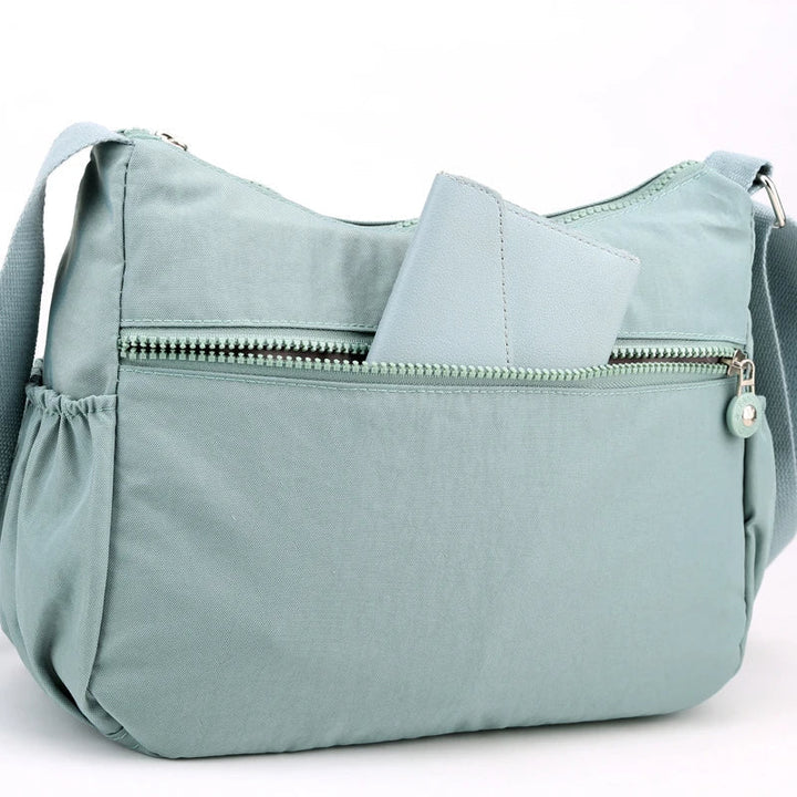 Elegant svart vattentät crossbodyväska. Funktionell messenger väska för den moderna kvinnan.