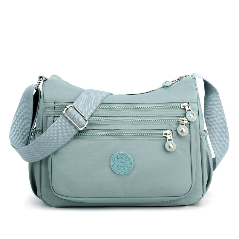 Himmelsblå elegant messenger väska, vattentät. Mångsidig crossbodyväska för damaccessoarer.