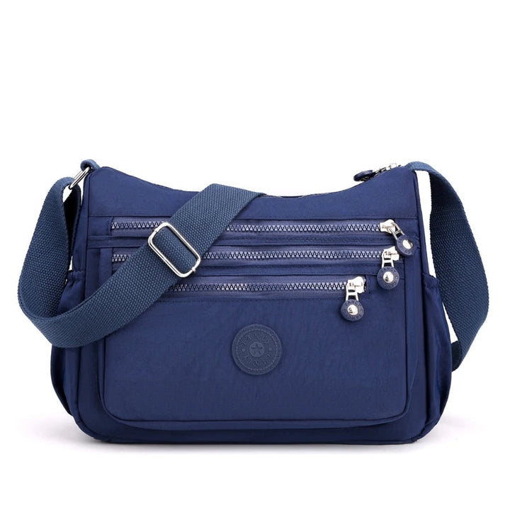 Svart vattentät messenger väska. Elegant och rymlig crossbodyväska för arbete och fritid.