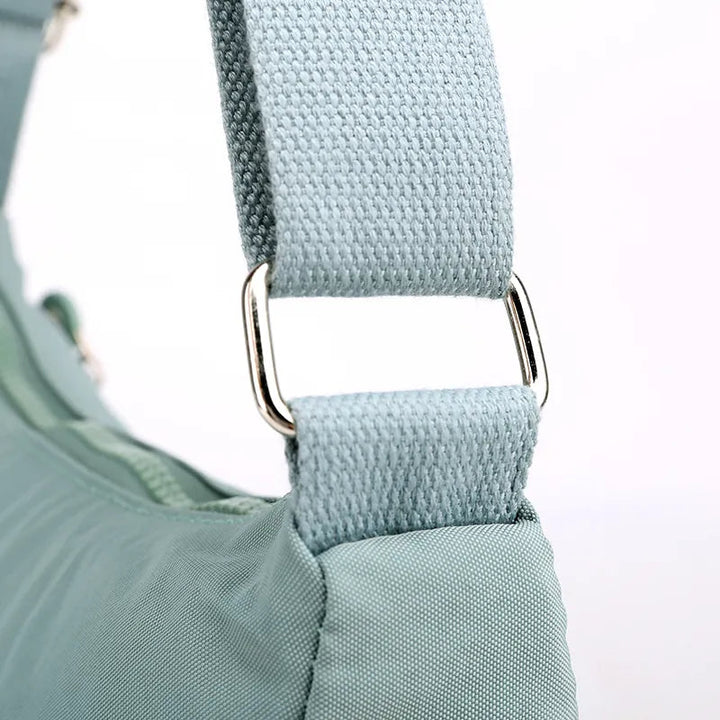 Plommonfärgad elegant messenger väska, vattentät. Mångsidig crossbodyväska för alla årstider.